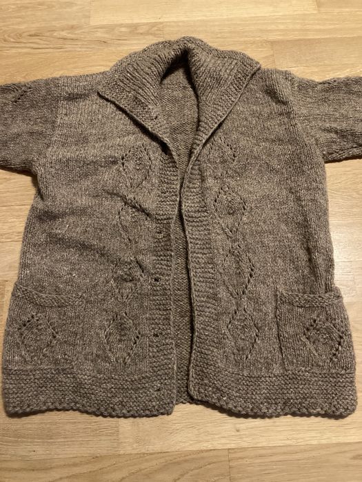 Плетена вълнена жилетка