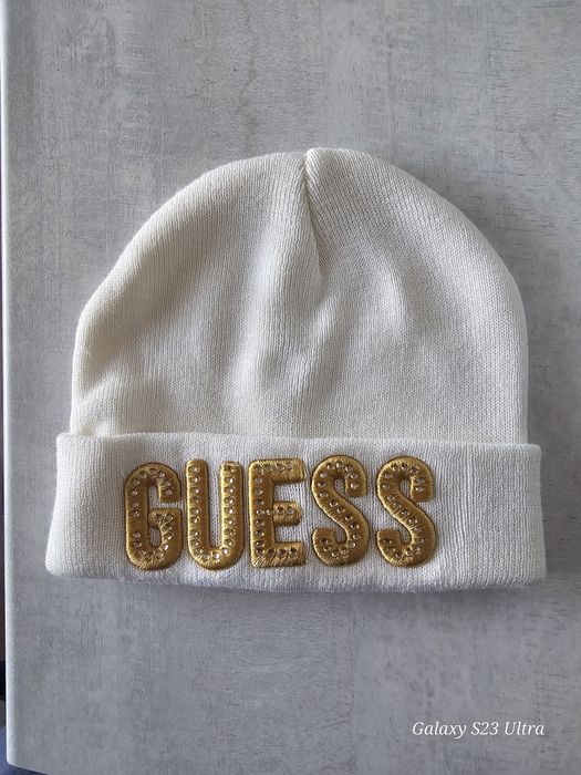 Бебешка шапка Guess от 1г.