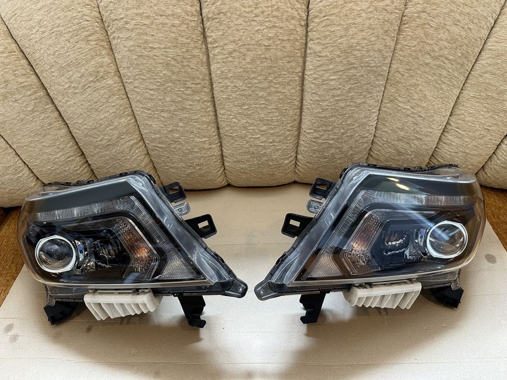 Faruri, Far stanga / Far dreapta Nissan Navara NP300