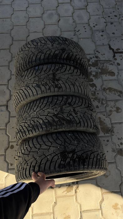 Продаю шины зимние 17 Maxxis