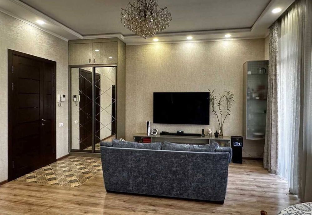 Продается 2в3 комнатная квартира , во Аккурган, напротив кафе Брэдли