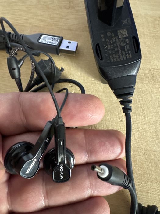 Set nou incarcator Nokia + casti + cablu date micro USB originale