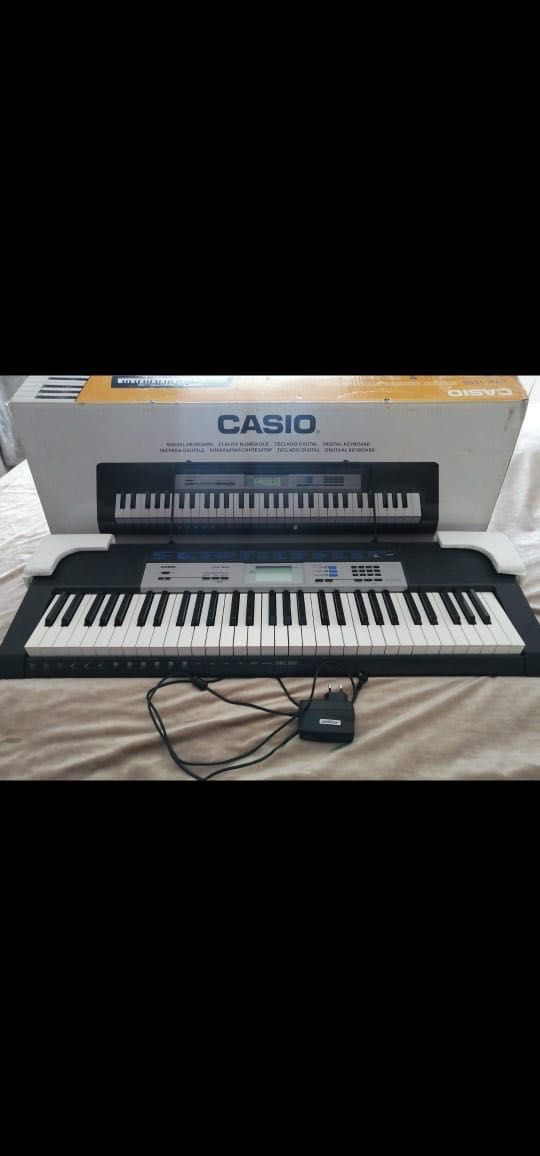 Синтезатор CASIO.