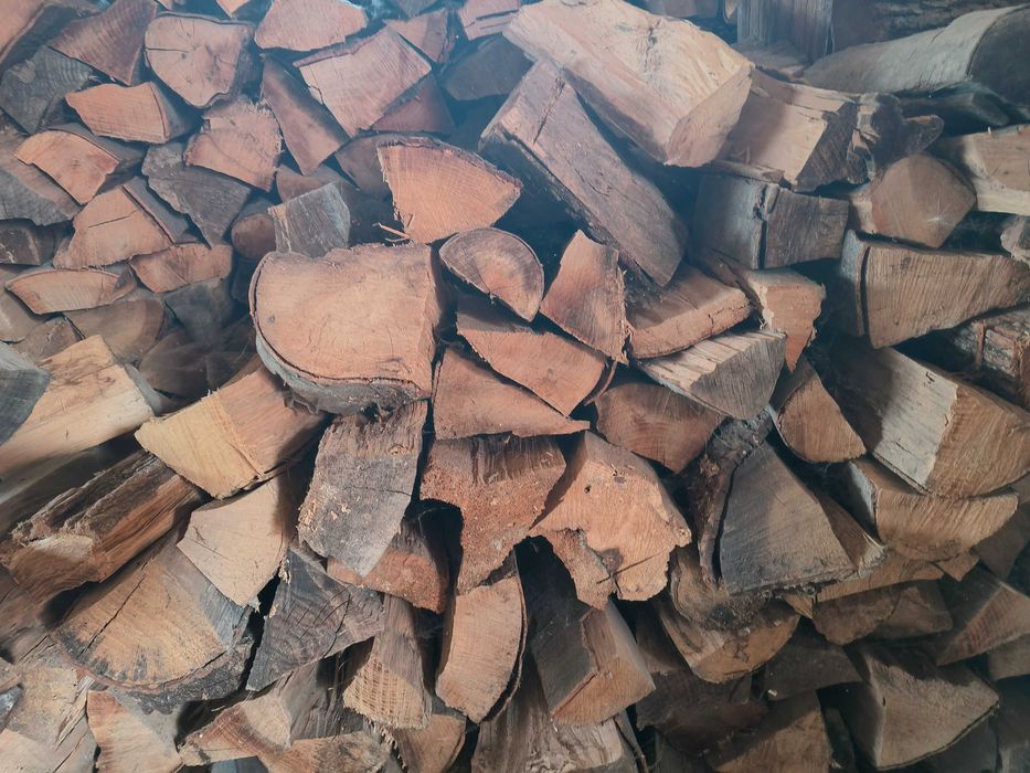 Lemne de foc, uscate, tăiate și crăpate