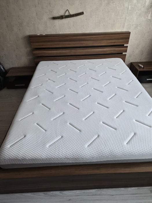 Продавам чисто нова спалня с две нощни шкафчета.