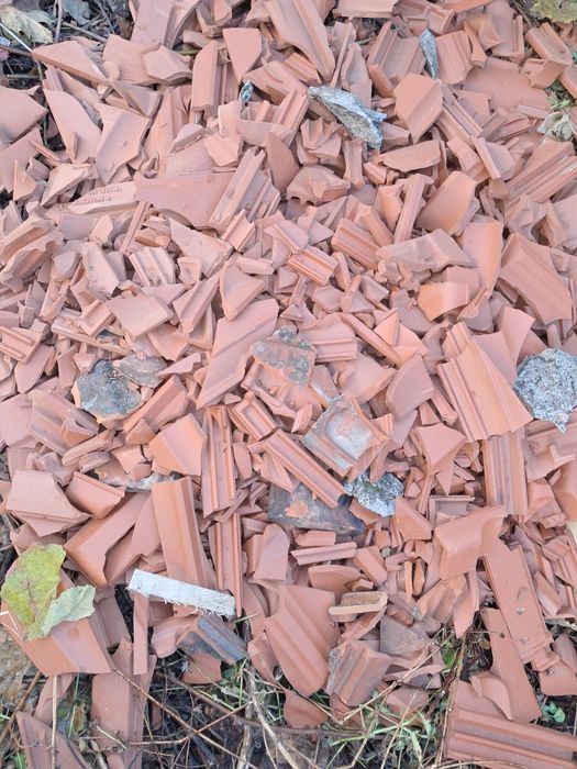 Donez bucăți parte de tigla