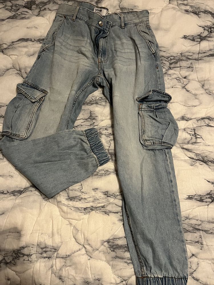 Blugi/Jeans tip cargo Bershka