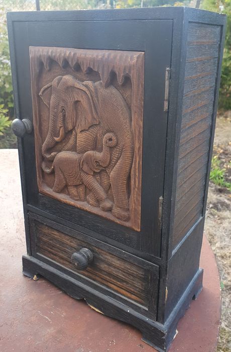 Малък шкаф с дърворезба