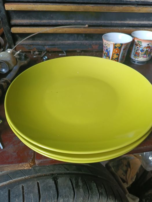 Vând farfurii plate