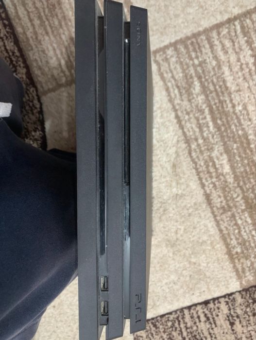 Ps 4 pro 1 tb plus 5 jocuri