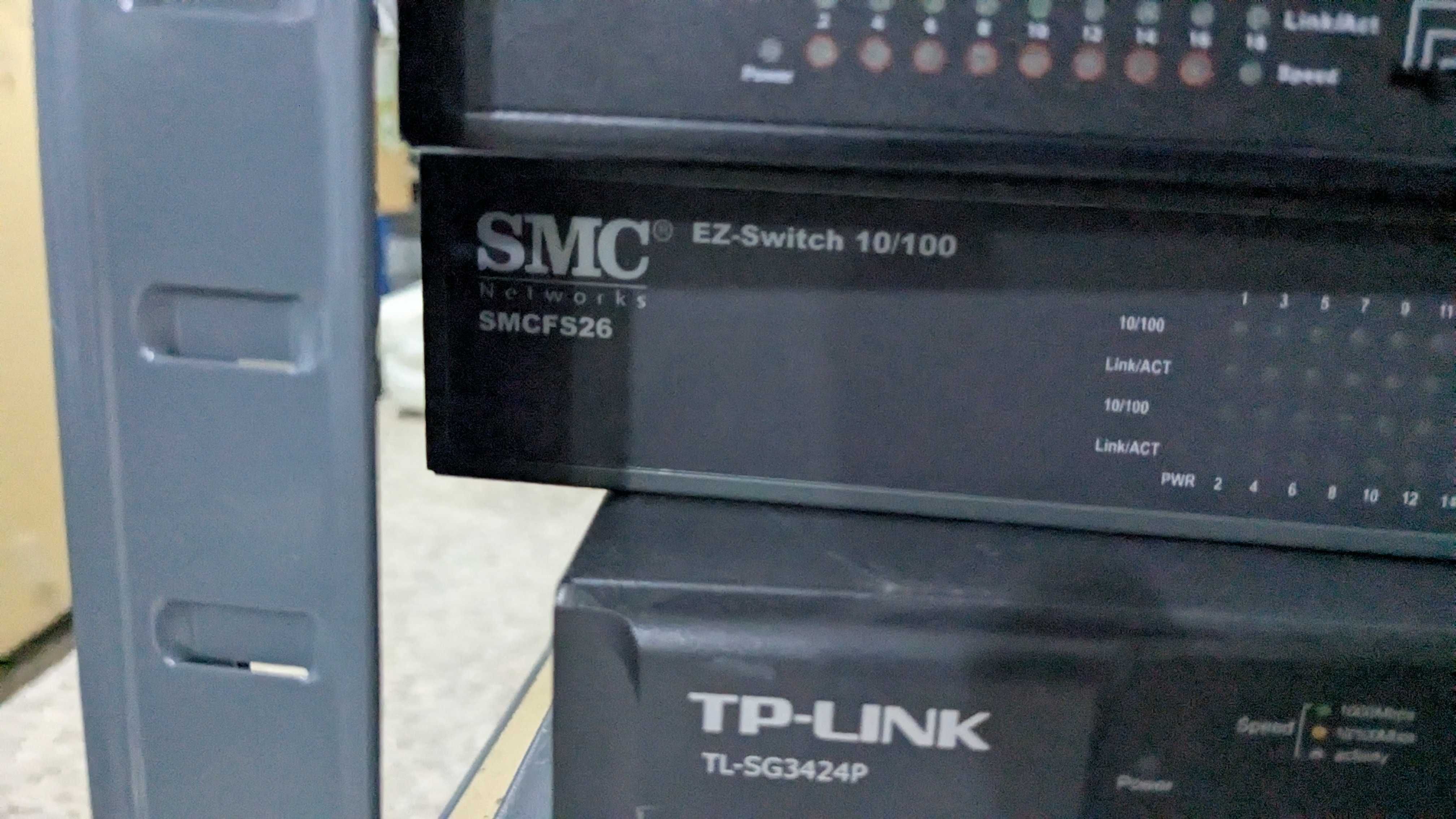 Lot de switch-uri rack mountable și alte echipamente