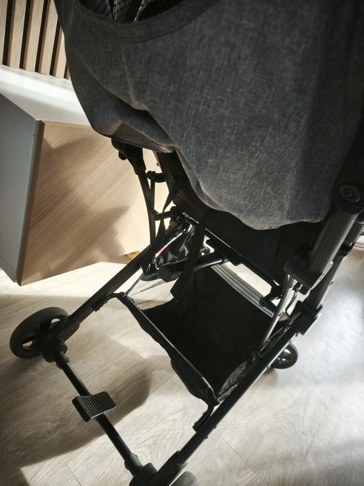 Cărucior tip troler