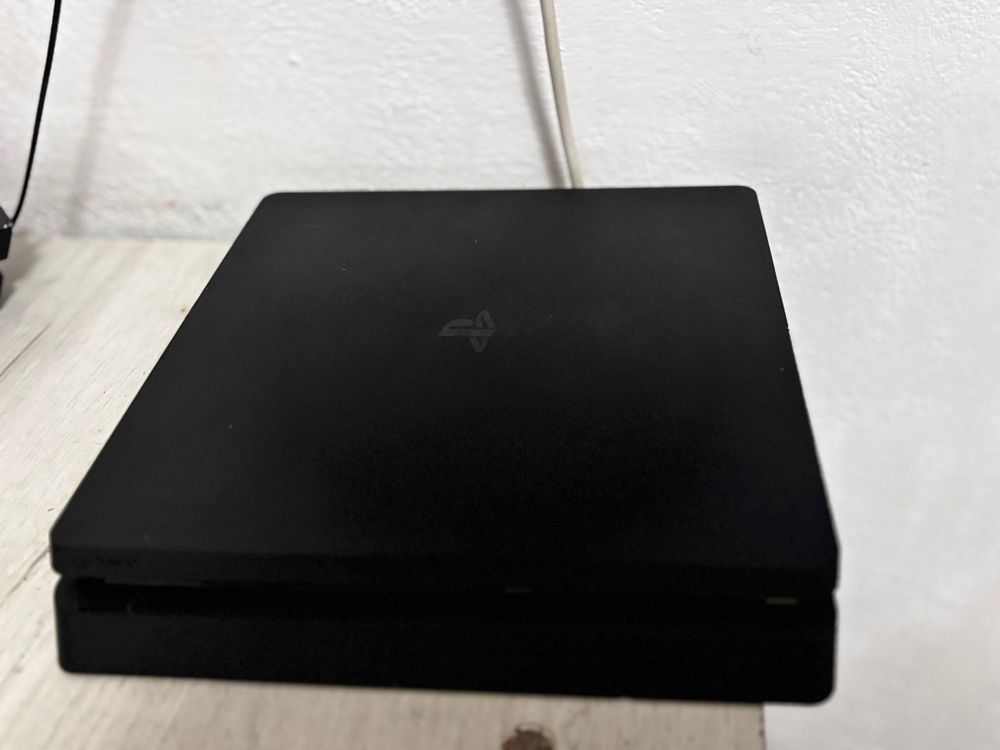 Vand ps4 in stare impecabilă cu accesorii originale memorie 2000GB