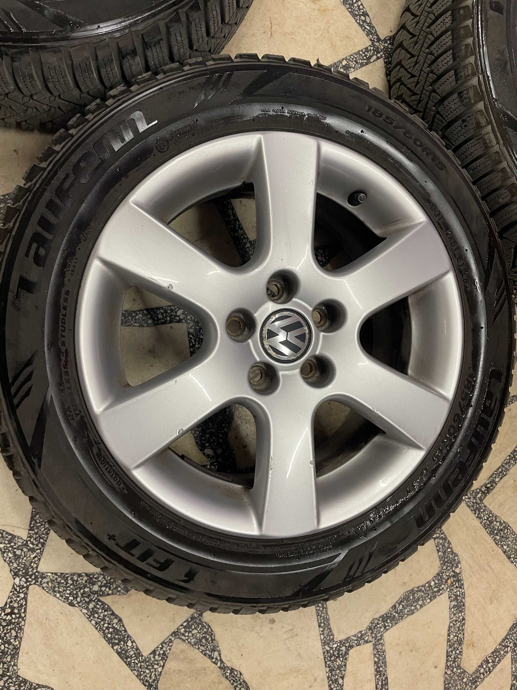 16ки 185/60R15 Оригинални джанти VW със зимни гуми Laufenn DOT 21