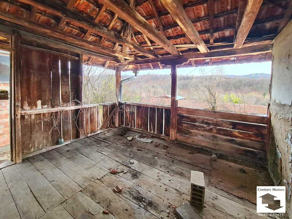 116252 Голям парцел с две къщи и плевня в с. Войнежа