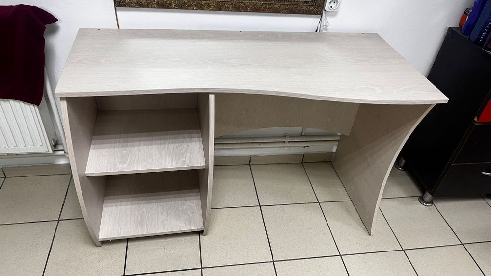 Birou beige in starea excelentă