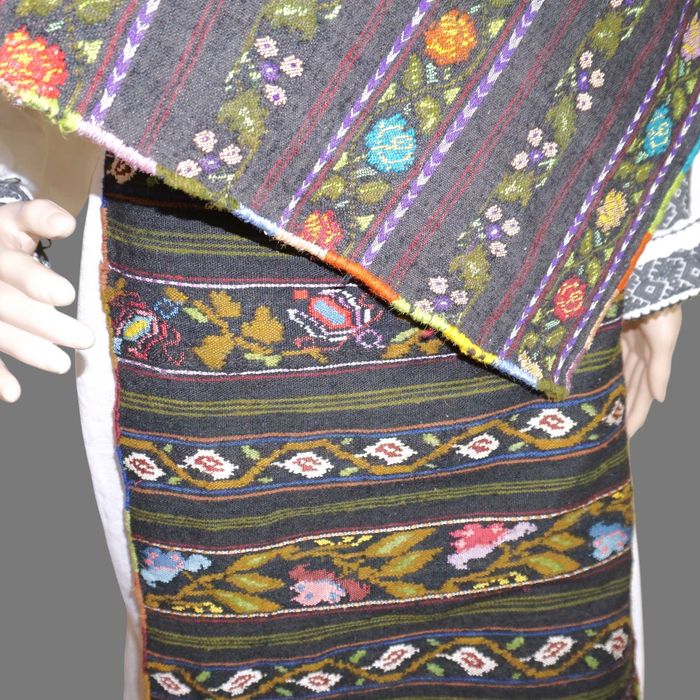 Costum popular vechi lucrat manual masura M-L , port popular Oltenia