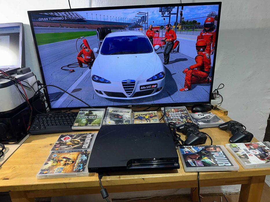 Consola sony playstation 3 slim cu jocuri multe si 2 manete