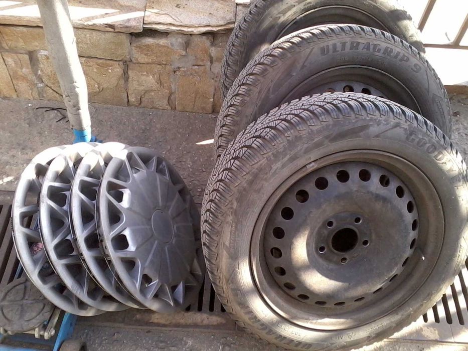 Зимни 205/55R16 Goodyear UltraGrip на 10-12 хил. км с железни джанти
