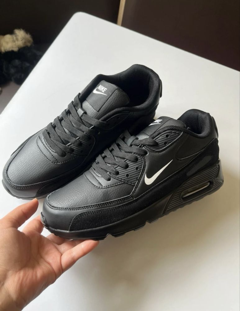 Adidasi nike noi.
