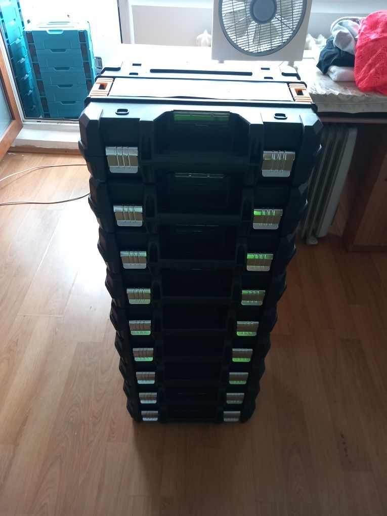 Vând valize cutie dewalt nouă nouta preț 30 lei bucata Am disponibil