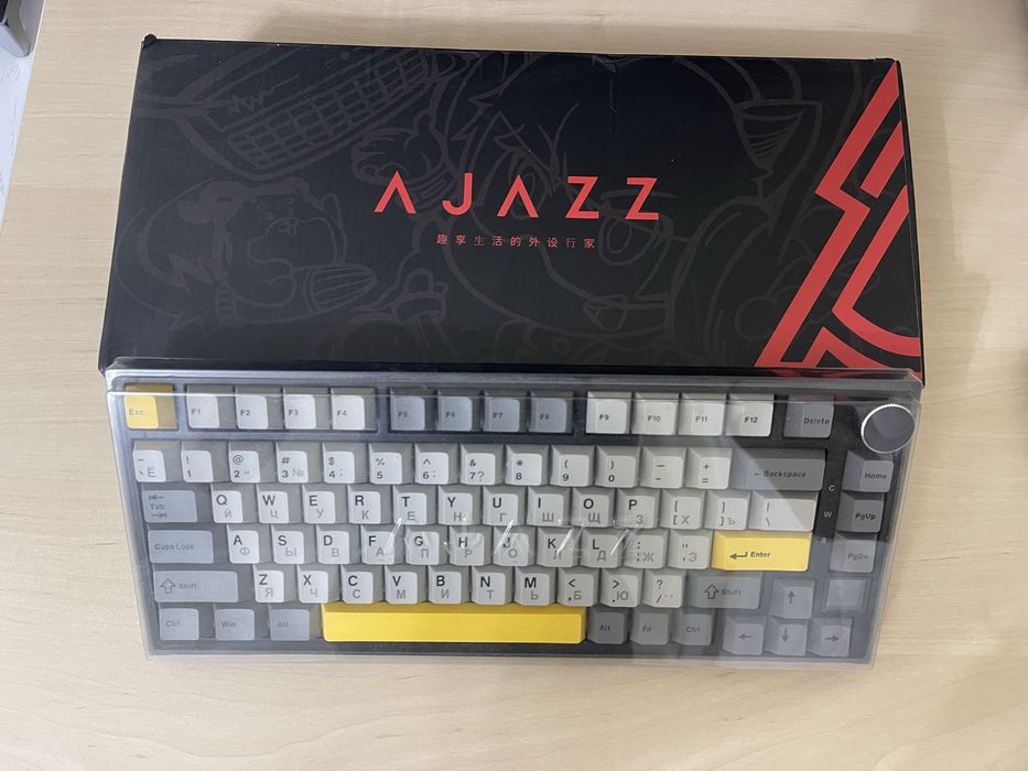 Монитор: ASUS и Клавиатура: Ajazz AK 820 Pro