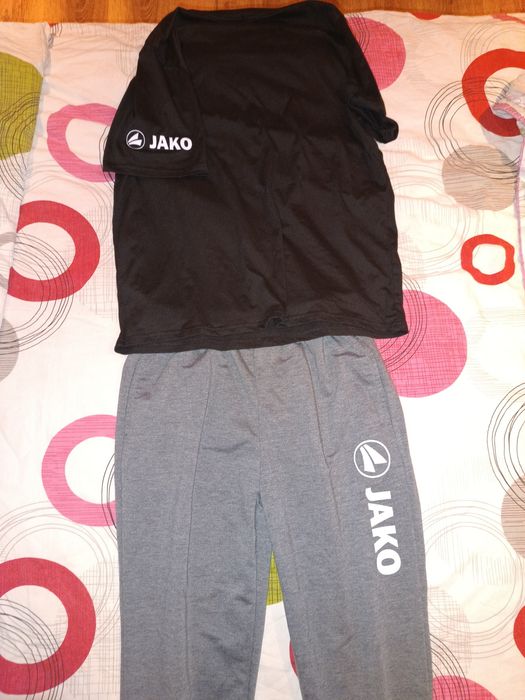 Комплект от спортен панталон с тениска