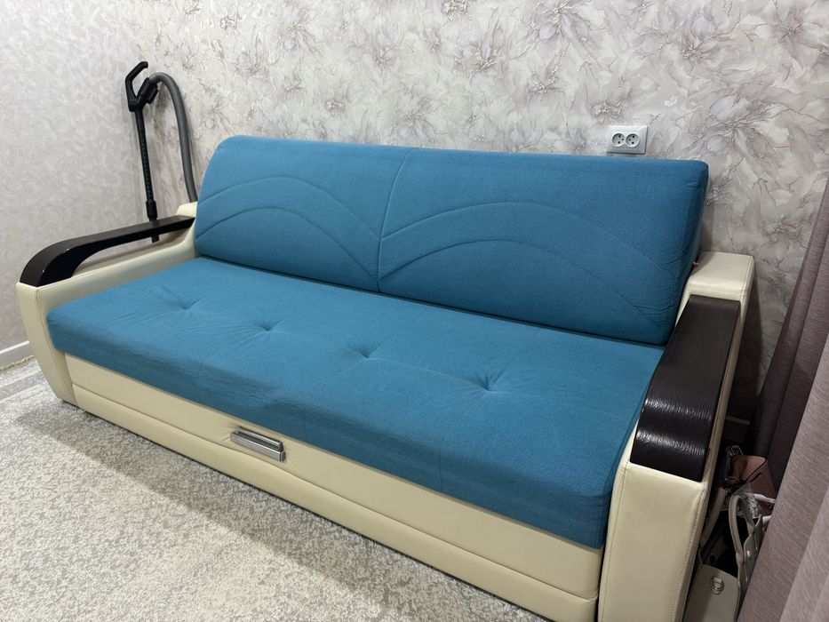 срочно продам трйоной диван