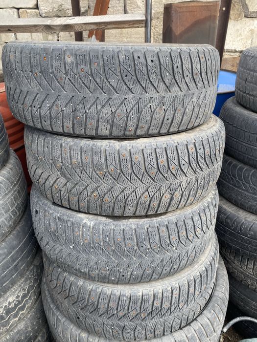Продам зимние 4 резины 215/60R16