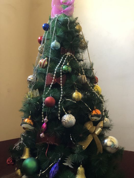 Продаётся ёлка с игрушками.