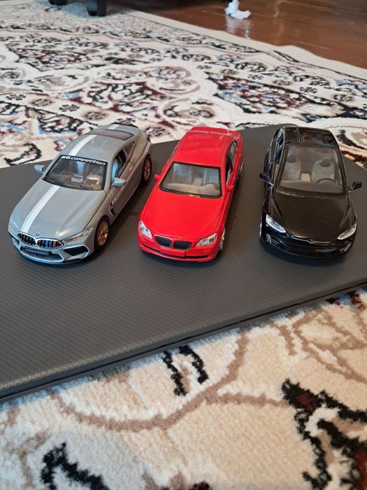 Продам коллекционные модели авто 4 шт масштаб 1,24 и 8 шт масштаб 1,32