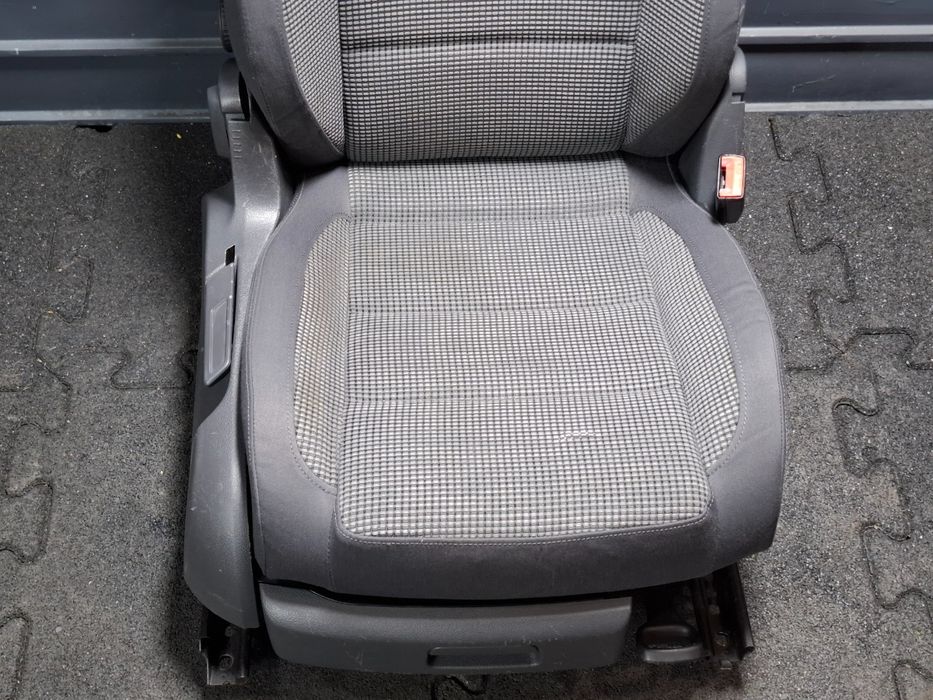 Scaun dreapta fata VOLKSWAGEN TOURAN 1T1, 1T2 2003 - 2010 TDI BMN 1K48