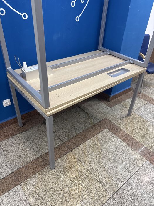 Продаю столы дерево с металлическими ножками, кресла кожаная спинка