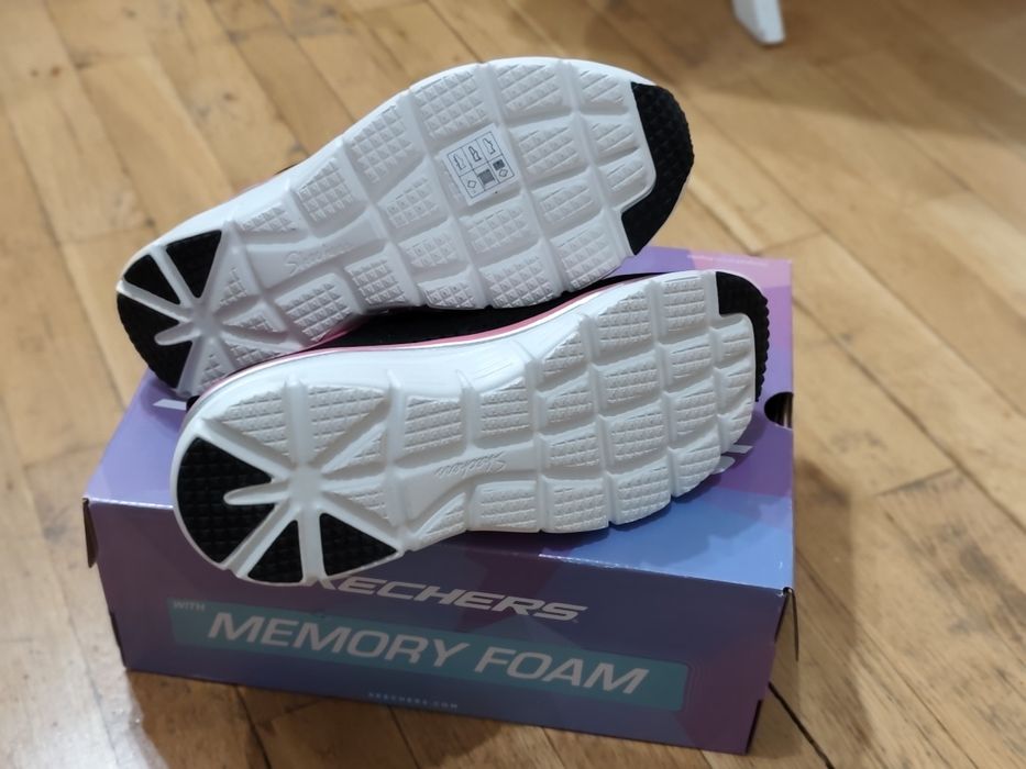 Чисто нови Skechers Make Moves черно и цикламени маратонки номер 37