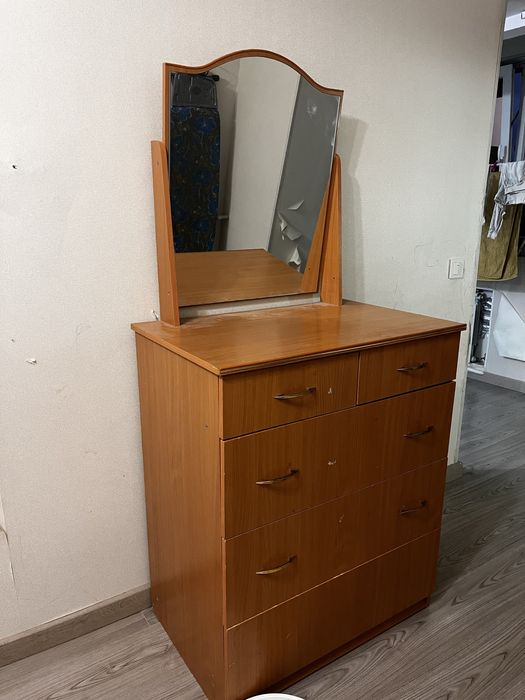 Продам Комод с зеркалом