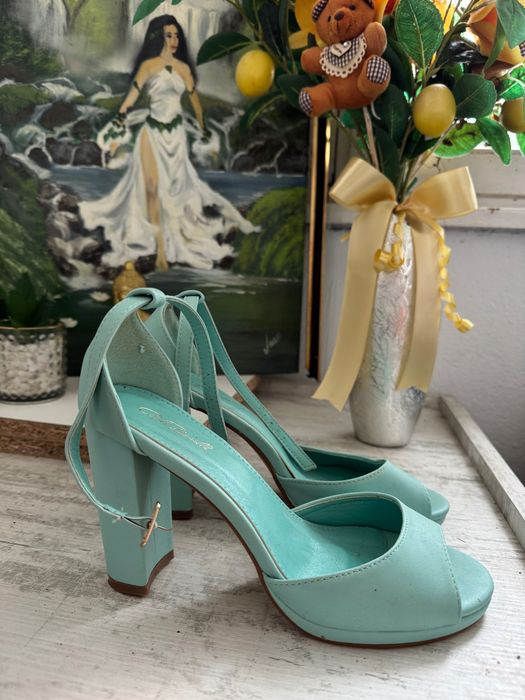 Тюркоазени отворени токчета