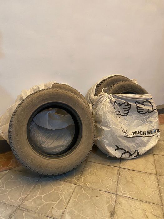 Продам зимние шины 215/70 R16 Goodyear