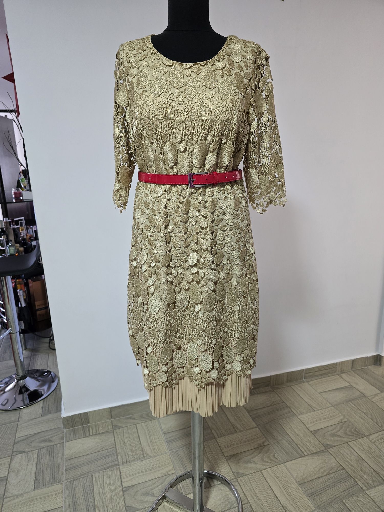 Rochie dantela brodata cu pliseuri, model elegant si feminin