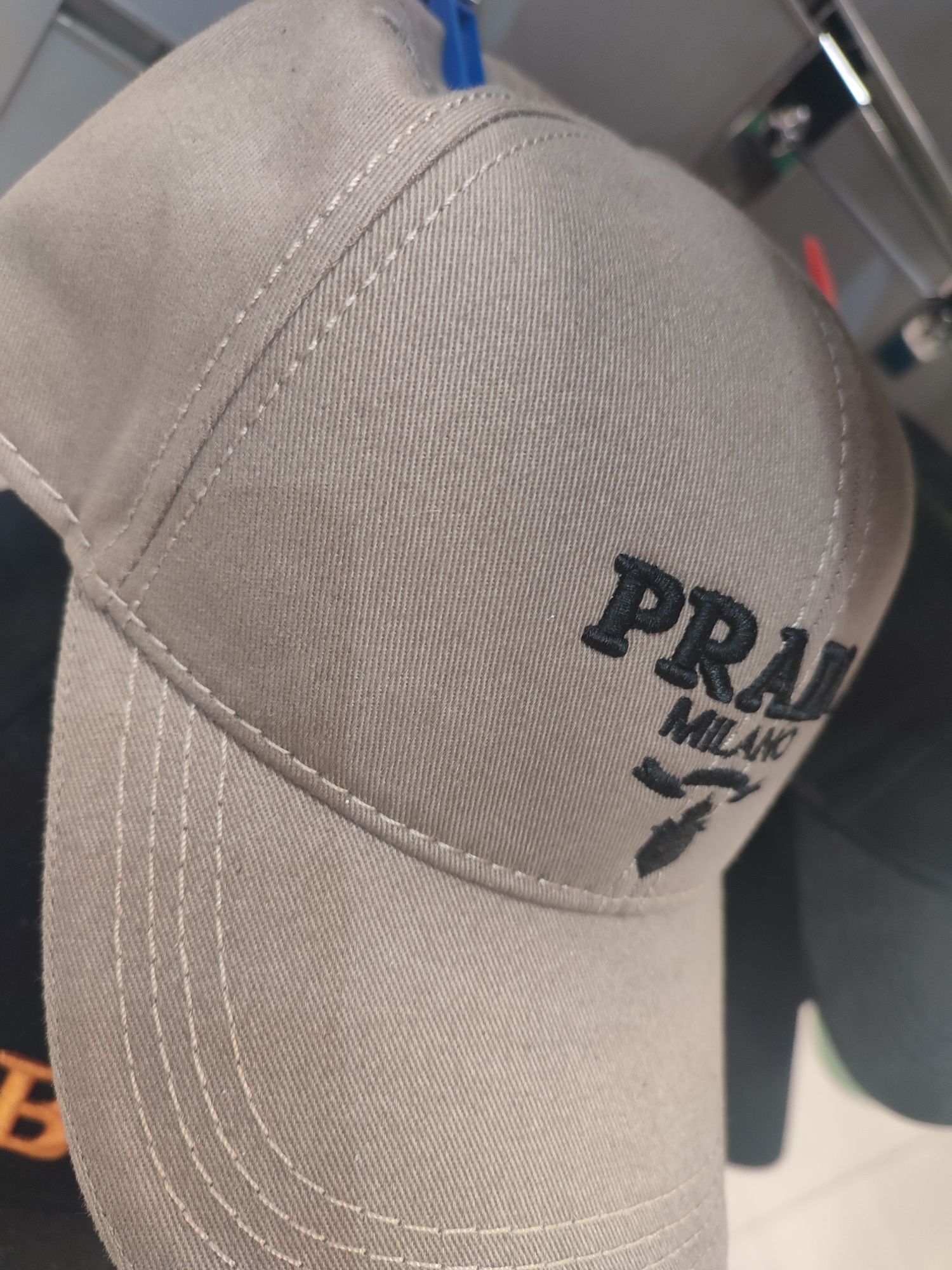 Продавам спортни шапки DSQUARED2, Prada и Gucci