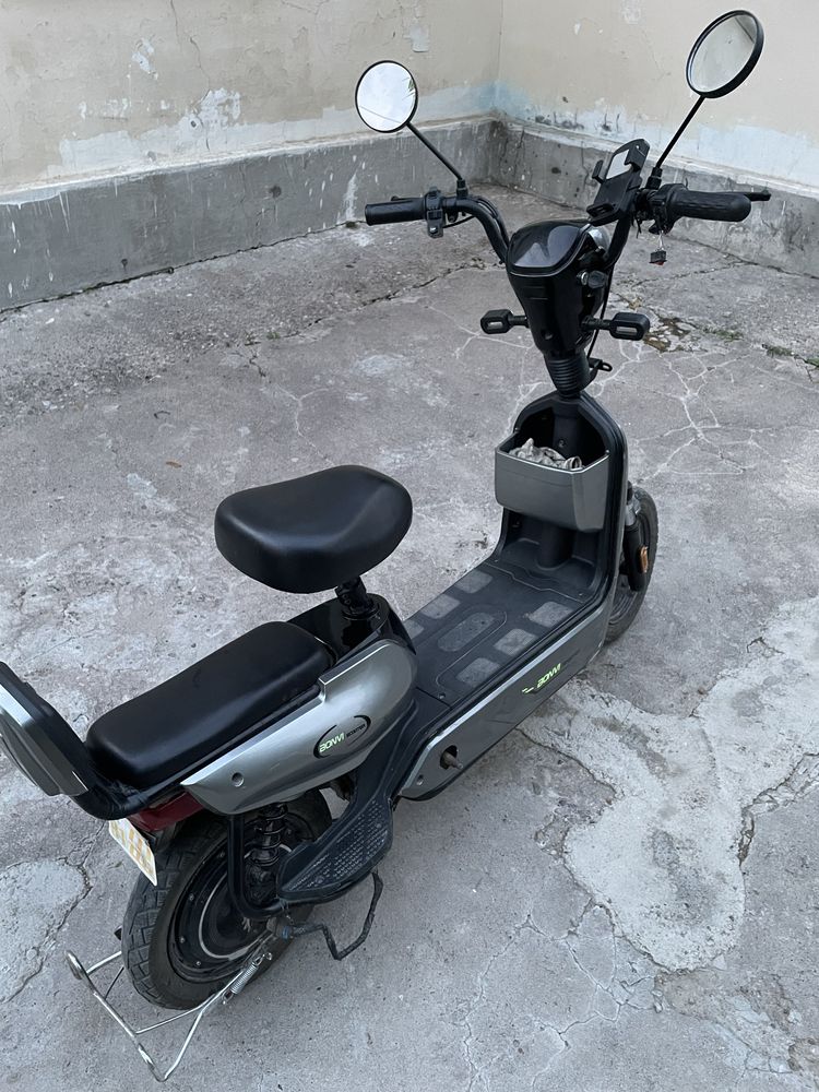 Skuter bonvi elektroni