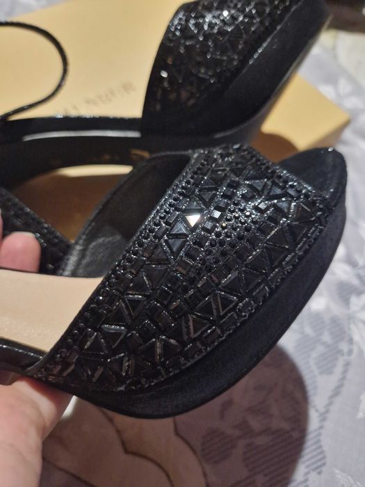 Sandale elegante purtate  ca nasa