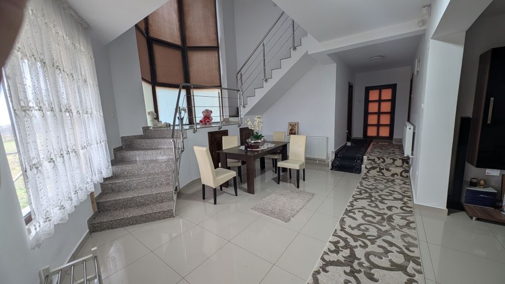 Vând Casă P+M ,teren ,garaj