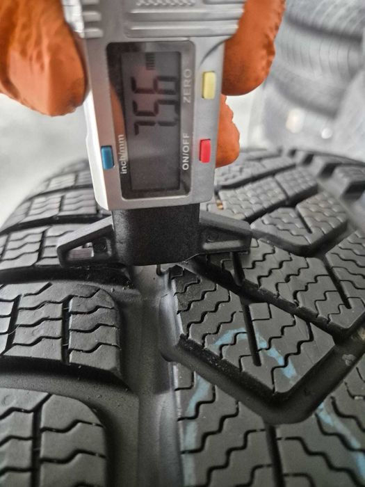 Vând set anvelope Pirelli 255.40.20