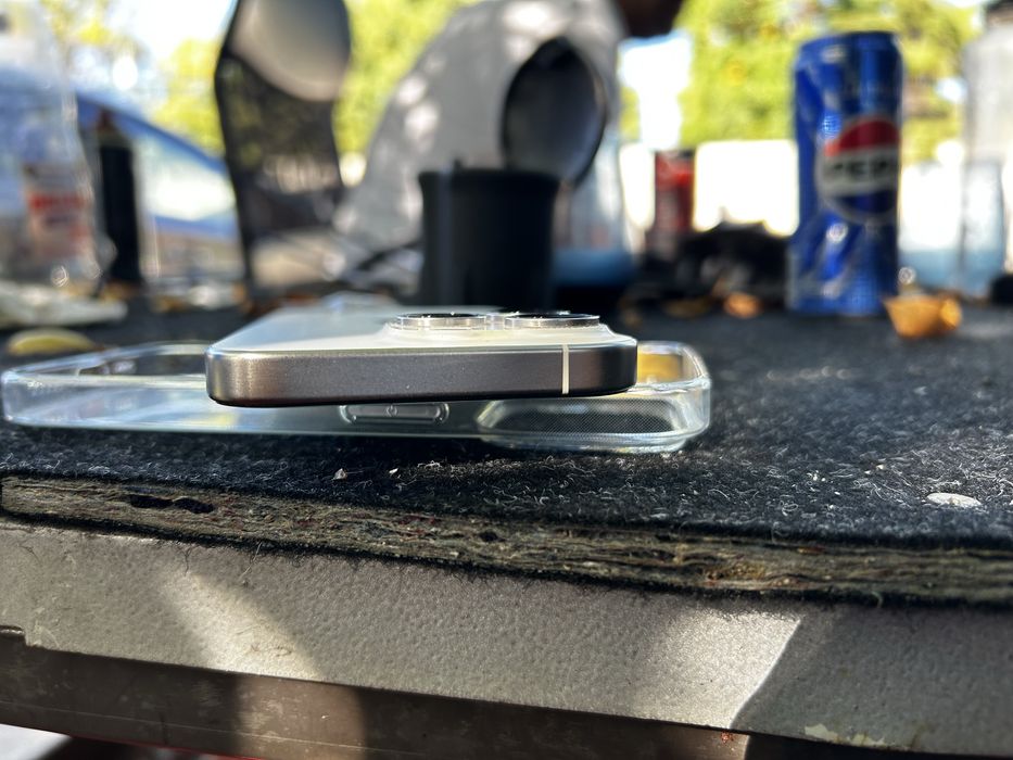 Iphone 15 pro white
