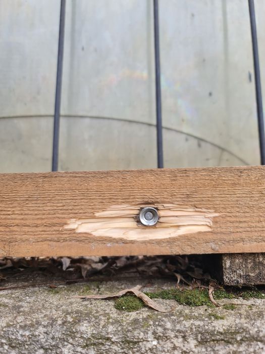 Pistol cuie cu pirotehnice