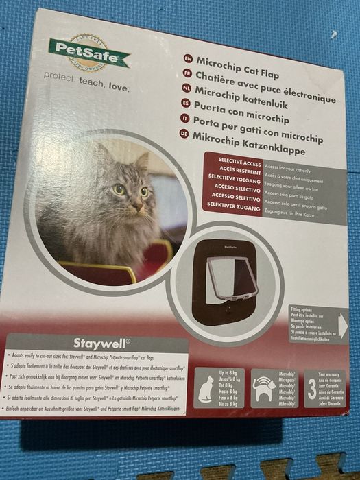 Ușă pentru pisici cu microchip