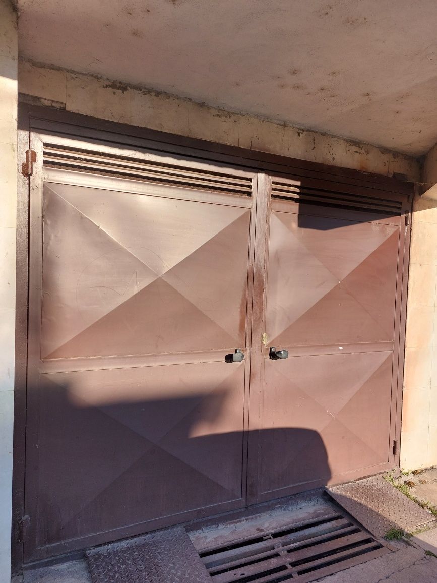 Масивна метална гаража врата
