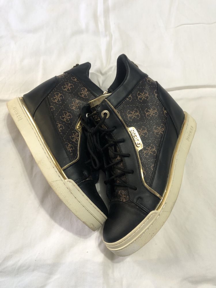 Adidasi wedge guess