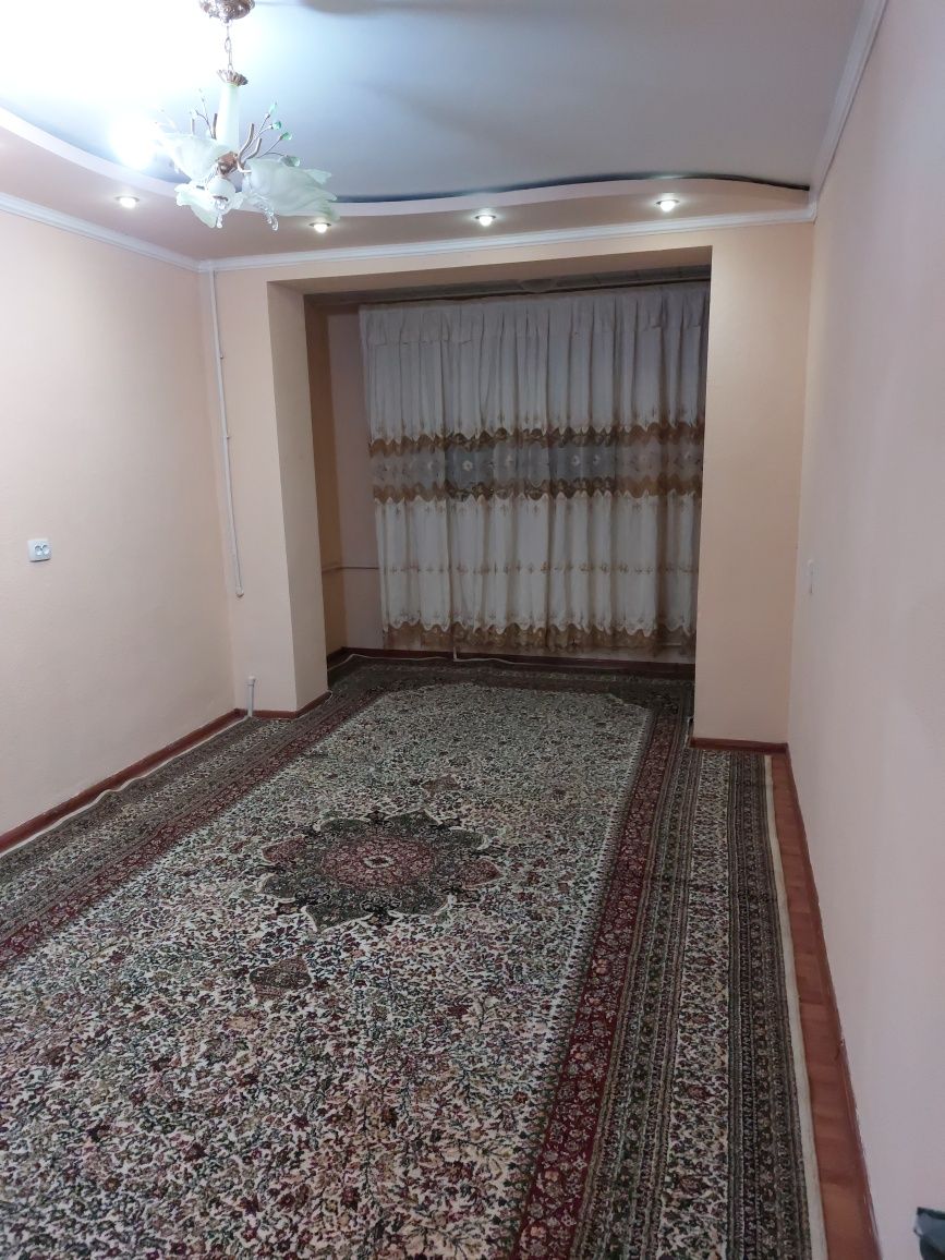 З хоналик квартира сотилади.