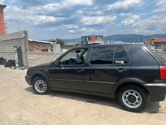 Продавам Golf mk3 1.4 бензин!

Оригинални джанти 13-ки с хубави зимни